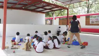 En el kínder “Xel-Há”, de la Región 96, los pequeños realizan actividades al aire libre, siempre debajo del domo