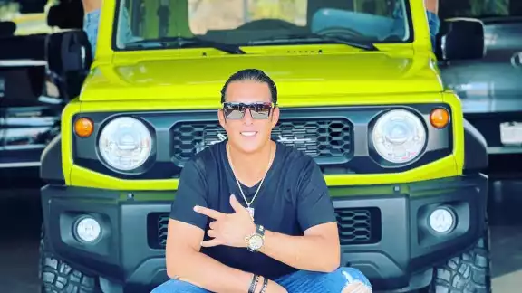 El influencer es amante de los autos deportivos y de alta gama El influencer es amante de los autos deportivos y de alta gama