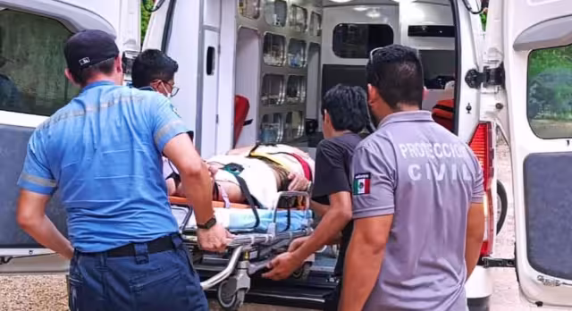 Paramédicos de Protección Civil atendieron al hombre lesionado.