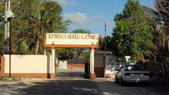 Padres y maestros exigen mejorar la barda y más vigilancia tras un incidente con un hombre ebrio Padres y maestros exigen mejorar la barda y más vigilancia tras un incidente con un hombre ebrio