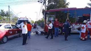 Motorista termina debajo de transporte escolar tras choque con taxi en Champotón