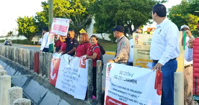 Trabajadores petroleros reclaman derechos legítimos frente a instalaciones de PEMEX