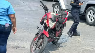 Se registra choque entre una camioneta y una motocicleta en la glorieta del Cañón de Carmen