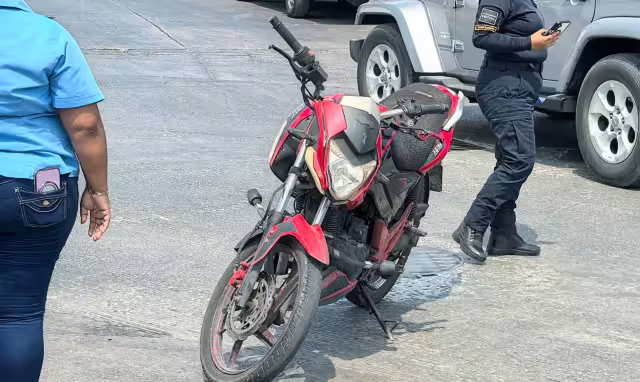 Percance en la glorieta del cañón, moto con camioneta.