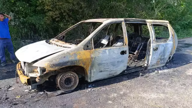 Se incendia unidad rumbo a Yucatán; trabajadores logran salir ilesos