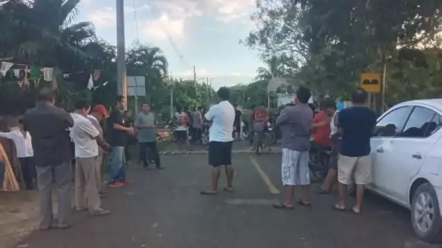 Felipe Carrillo Puerto: Vecinos retienen vehículo de funcionarios por falta de construcción de carretera