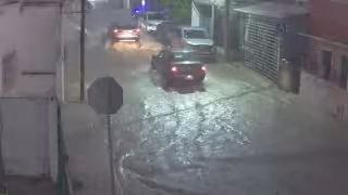 Automovilistas y motociclistas transitaron con severas dificultades sobre las vialidades anegadas por el agua.