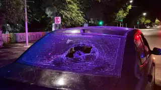 El hombre huyó luego de lanzar piedras a los vehículos