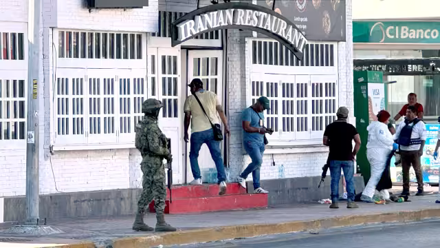 De acuerdo con las investigaciones, elementos de la Policía Turística llegaron a la escena y fueron recibidos a tiros, por lo que tuvieron que repeler la agresión