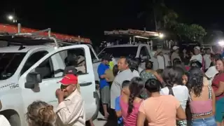 Los habitantes mantienen retenidos a los empleados de la CFE y sus camionetas.