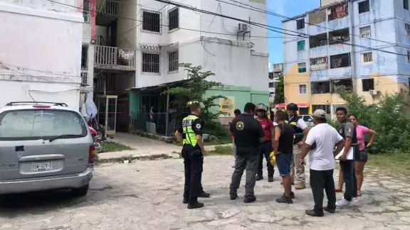 Las escaleras que llevan al tercer piso colapsaron