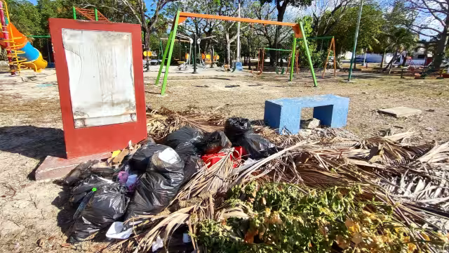 Cada vez hay más basura y desechos en el parque, ante la ausencia de autoridades.