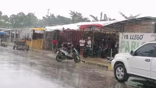 Caen lluvias y chubascos durante la tarde de Cancún
