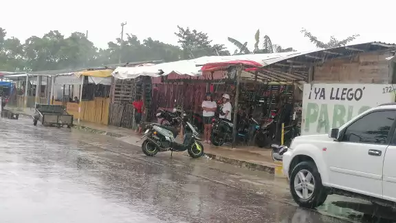La lluvia duró aproximadamente una hora, impidiendo a algunas personas continuar con sus actividades La lluvia duró aproximadamente una hora, impidiendo a algunas personas continuar con sus actividades
