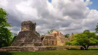 La torre Oriente y la base central indican la presencia de la arquitectura Chenes