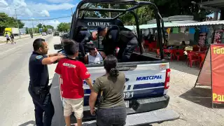 Choque frente a Los Lagos, Ciudad del Carmen deja una mujer lesionada y un detenido