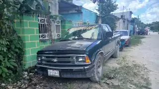 Día de robos en Escárcega; delincuentes aprovechan la madrugada para saquear vehículo estacionado
