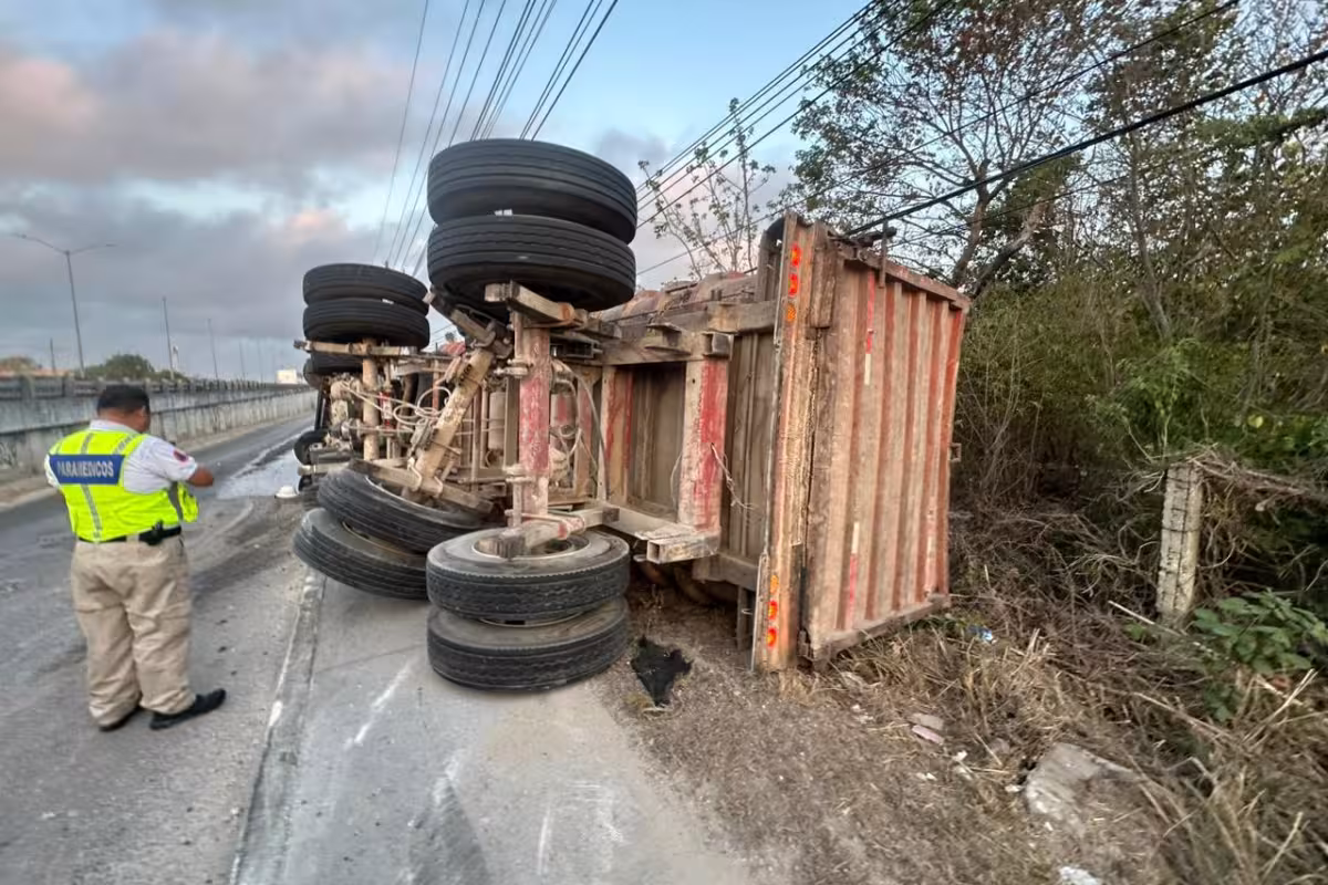Tráiler cae de un puente en la carretera Playa del Carmen-Tulum - PorEsto