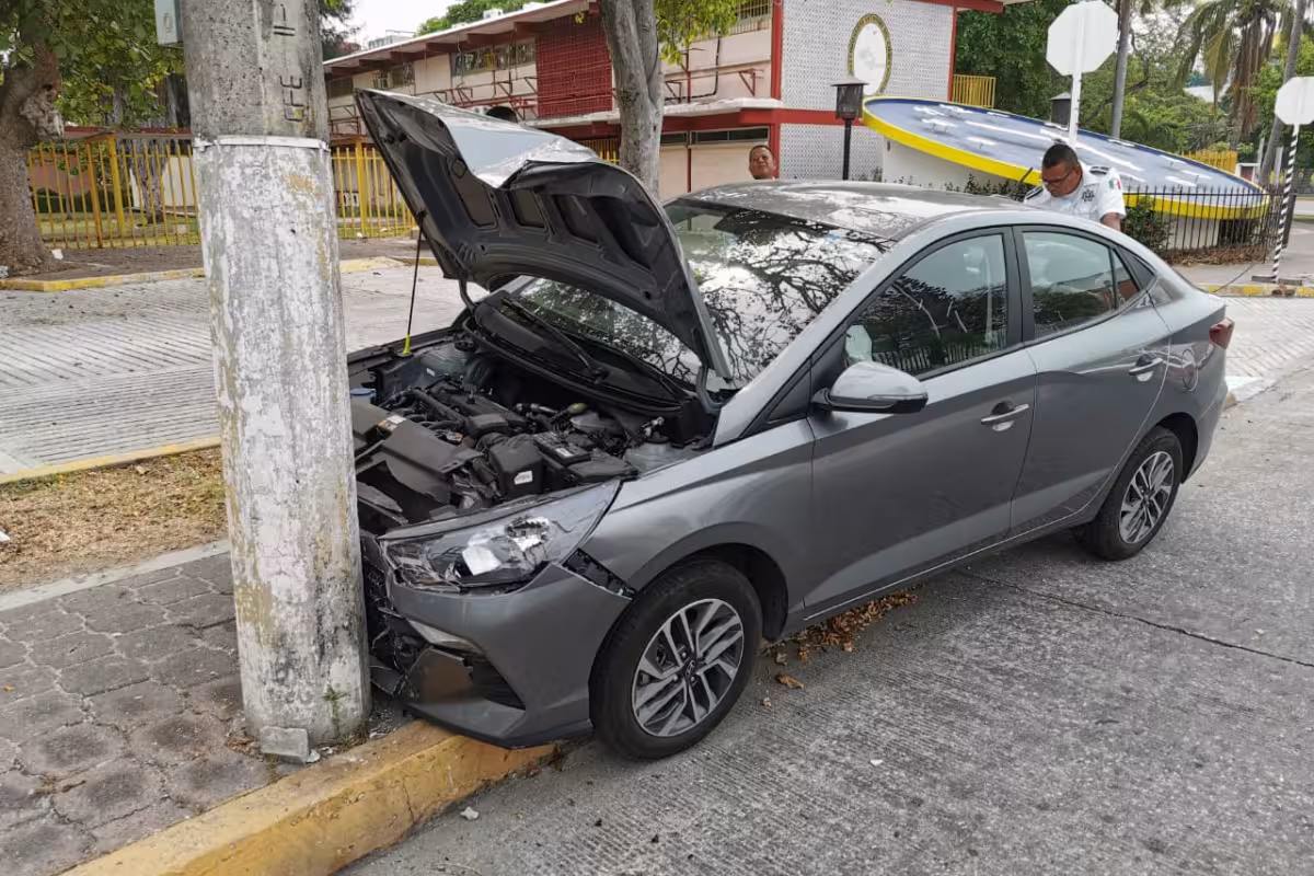 Conductora ebria choca contra un poste de la CFE en Ciudad del Carmen ...