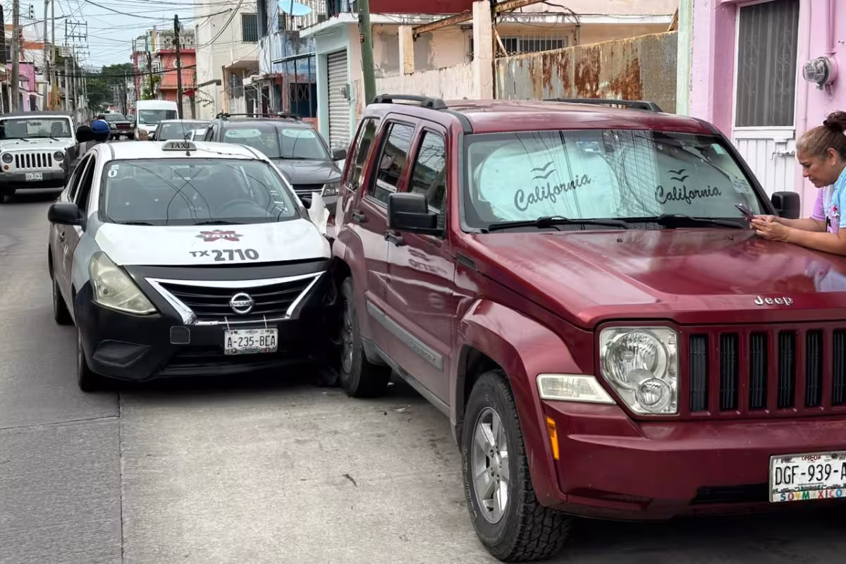Taxi choca contra camioneta estacionada en Ciudad del Carmen y deja ...