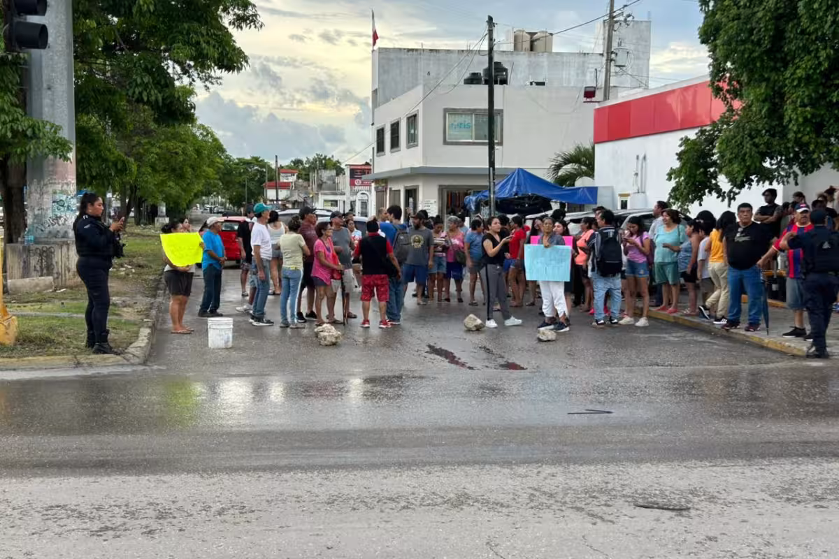 Vecinos de Barrio Maya en Cancún bloquean avenida 135 por falta de luz ...