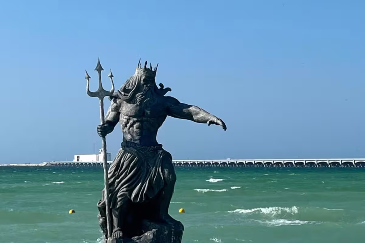 Clausuran estatua de Poseidón en Progreso - PorEsto