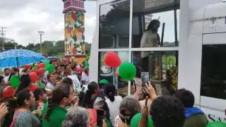 Feligreses católicos rodearon el transporte donde se encontraba la figura