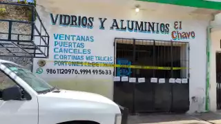 Autoridades ministeriales cumplen orden judicial en local de vidrios y aluminios en Tizimín