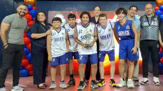 En la categoría de pasarela, rama varonil, el conjunto de los Soles consiguieron las posiciones uno y tres, con sus escuadras Azul y Blanco.