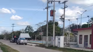 Personal de la CFE acudió a la comunidad para atender la falla de voltaje
