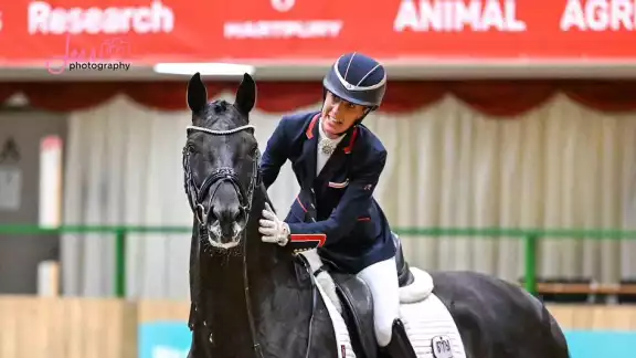 La jinete con su caballo en competencia