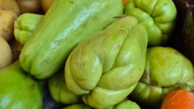 Los expendedores atribuyen el alza a las sequías y al exceso de agua en los cultivos.