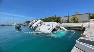 Marina inicia labores para retirar un yate hundido en Isla Mujeres