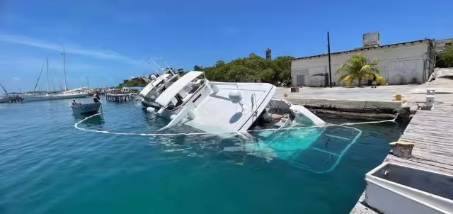 El yate hundido podría causar un daño ambiental