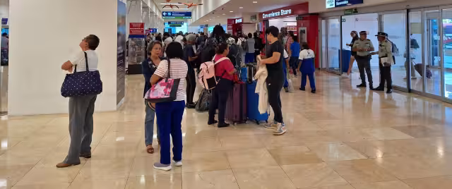 Hay buena afluencia de pasajeros este sábado en el aeropuerto de Mérida