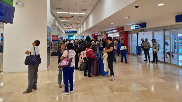 Hay buena afluencia de pasajeros este sábado en el aeropuerto de Mérida