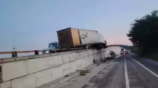 Conductor de tráiler se queda dormido y casi cae de puente en la carretera Champotón-Campeche