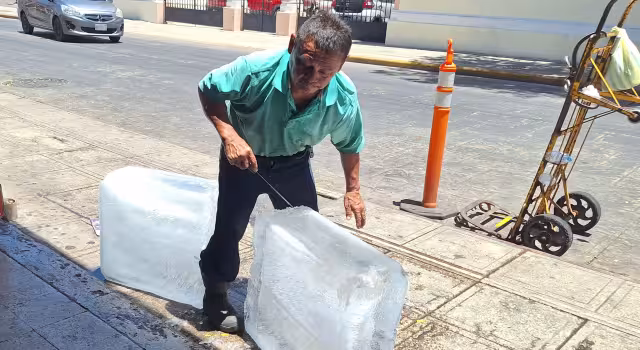 La demanda del hielo incrementa por las altas temperatura