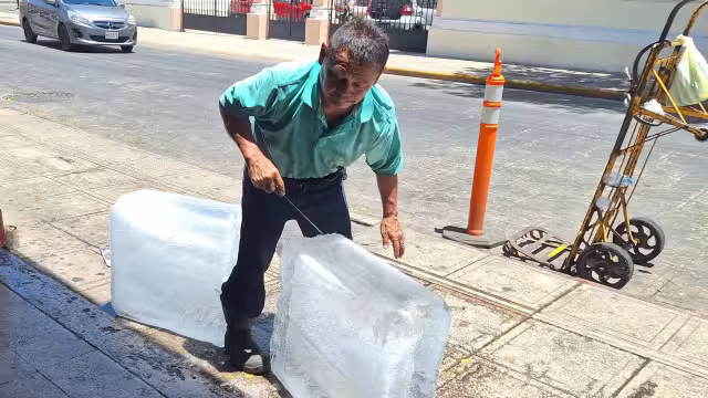 La demanda del hielo incrementa por las altas temperatura