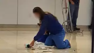 La pasajera arrojó sus pertenencias al suelo como forma de protesta