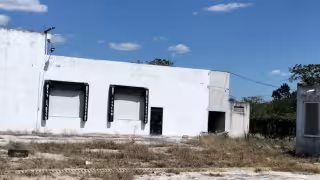 Roban cable y neveras en bodega de mariscos en Bécal