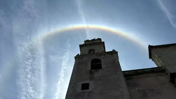 El halo solar se produce cuando la luz del sol se refracta a través de los cristales de hielo que se encuentran en la alta atmósfera