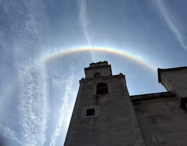 El halo solar se produce cuando la luz del sol se refracta a través de los cristales de hielo que se encuentran en la alta atmósfera