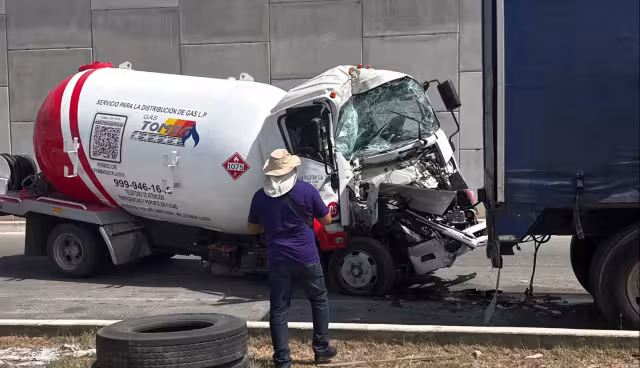 El chofer de la pipa de gas resultó herido tras el choque