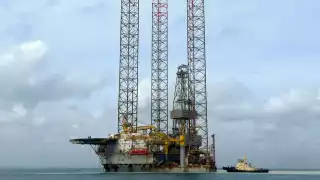 La torre de perforación Titania Fe llega al puerto para trabajos de mantenimiento especializado