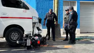 Se registra fuerte choque entre unidad de transporte público y motocicleta en el centro de Mérida 
