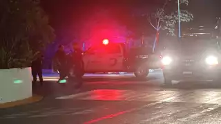 Paramédicos del Hospital Tulum acudieron al lugar, confirmando la muerte del joven