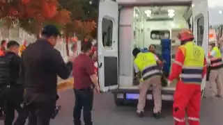 Policía atropella a 6 adultos mayores tras quedarse dormido. Cruz Roja llega al lugar para atender a los heridos.