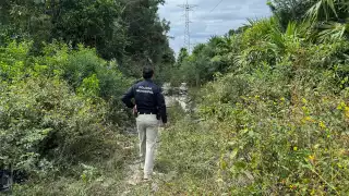 Junto a la escena del hallazgo se encontraron casquillos percutidos y prendas de vestir. Familiares serán notificados por la Fiscalía.