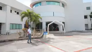 Los acusantes aseguran que el funcionario estatal (i) y José Raúl Galán (d) no cumplen con los requisitos para participar